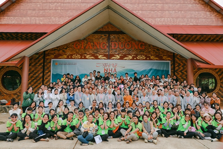 Hơn 300 bạn trẻ tham gia khóa tu “Trở về nhà” tại chùa Di Đà, tỉnh Lâm Đồng