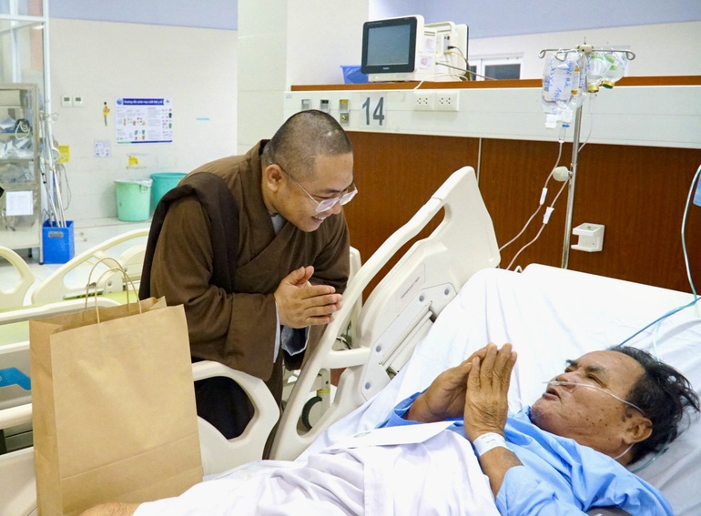 Niềm hạnh phúc của bệnh nhân khi được Đại đức Thích Tâm Nhơn đến thăm, động viên - Ảnh: Hạnh Ý/BGN