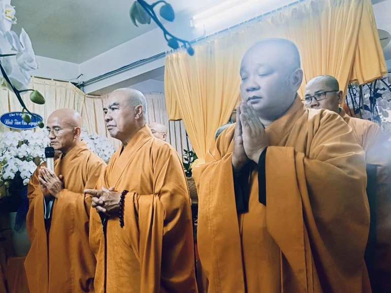 Chư tôn đức Ban Trị sự GHPGVN TP.HCM tưởng niệm Ni trưởng Thích nữ Như Ý