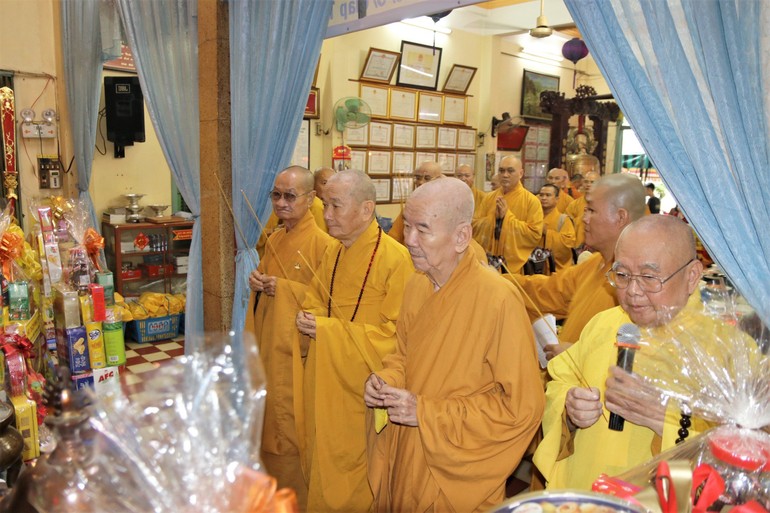 Chư tôn giáo phẩm dâng hương tưởng niệm Hòa thượng Thích Minh Đức - khai sơn chùa Thiên Tôn 