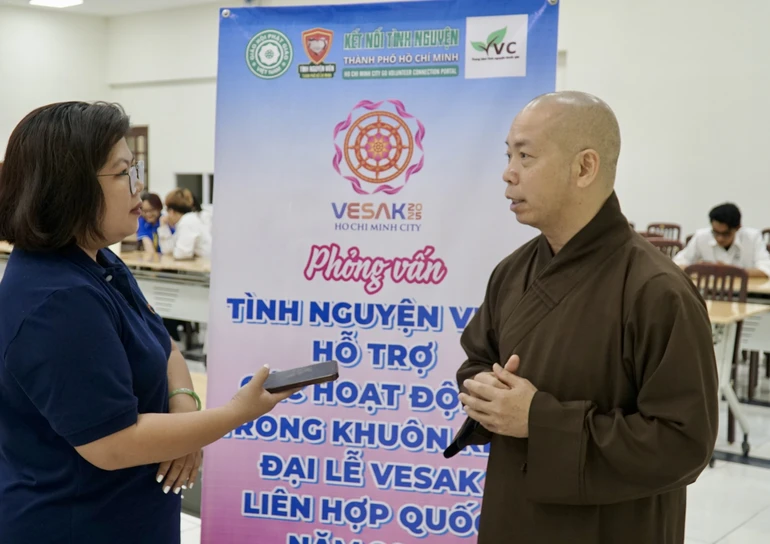 Thượng tọa Thích Quang Thạnh trả lời phỏng vấn Báo Giác Ngộ về công tác tuyển chọn và tập huấn tình nguyện viên phục vụ Đại lễ Vesak Liên Hiệp Quốc 2025 - Ảnh: Trường Thọ 