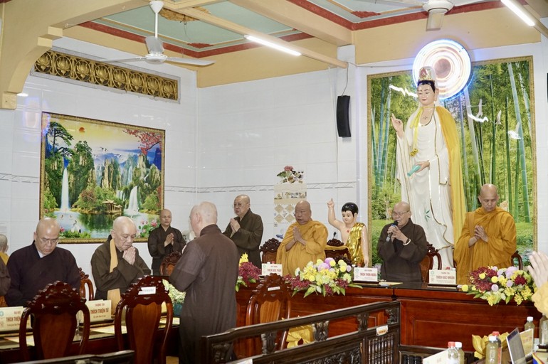 Chư tôn đức Ban Trị sự GHPGVN Q.6 niệm Phật cầu gia bị, trước buổi họp vào chiều nay, 13-4, tại chùa Tuyền Lâm