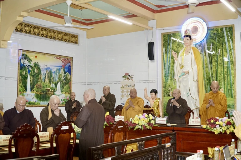 Chư tôn đức Ban Trị sự GHPGVN Q.6 niệm Phật cầu gia bị, trước buổi họp vào chiều nay, 13-4, tại chùa Tuyền Lâm