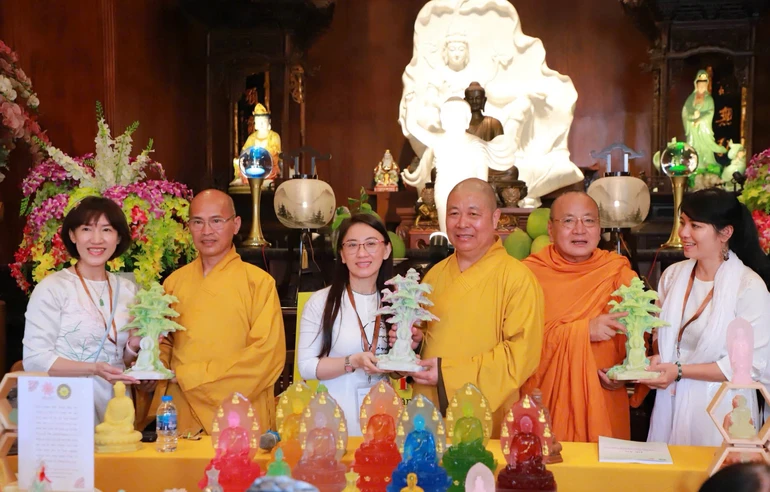 Chư tôn đức tiếp nhận 10.000 tượng Phật chào mừng Đại lễ Vesak 2025 từ đạo tràng Tâm Như Hạnh - Ảnh: Trung Thắng