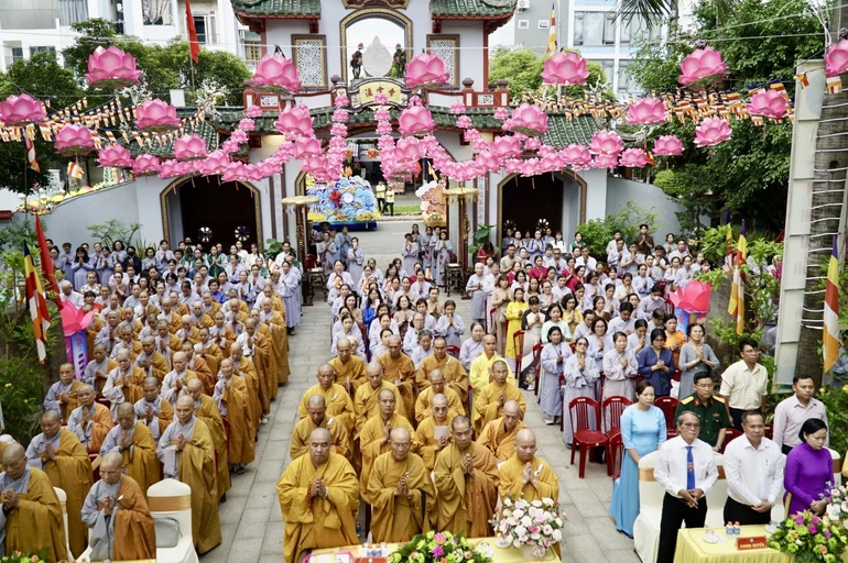 Chư tôn đức Tăng Ni, đại biểu, Phật tử tham dự Đại lễ Phật đản Phật lịch 2569 tại chùa Pháp Vân do Ban Trị sự GHPGVN Q.Tân Phú tổ chức
