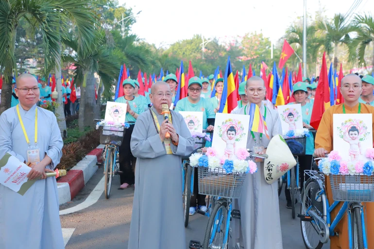 Ni trưởng Thích nữ Từ Nhẫn phát biểu đến các bạn trẻ tham gia chương trình