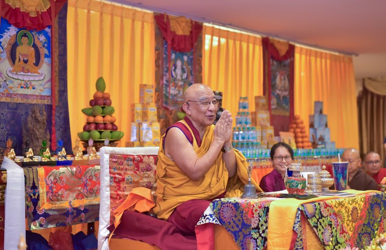 Ngài Thamthog Rinpoche chia sẻ tại pháp hội, chiều ngày 4-5 - Ảnh: Quảng Đạo/BGN