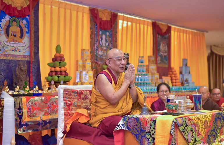 Ngài Thamthog Rinpoche chia sẻ tại pháp hội, chiều ngày 4-5 - Ảnh: Quảng Đạo/BGN