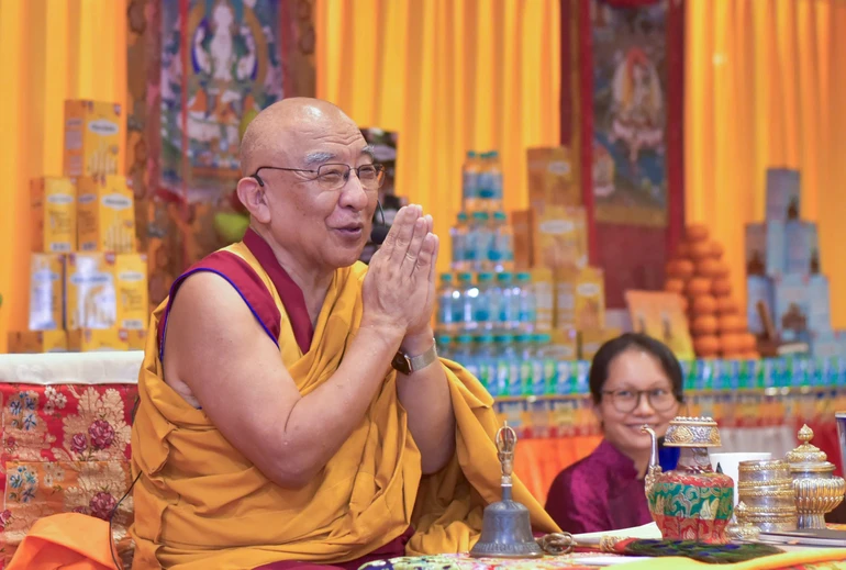 Lama Thamthog Rinpoche giao lưu với bạn trẻ tại chùa Thảo Đường về chìa khóa của sự bình an và hạnh phúc - Ảnh: Quảng Đạo/BGN