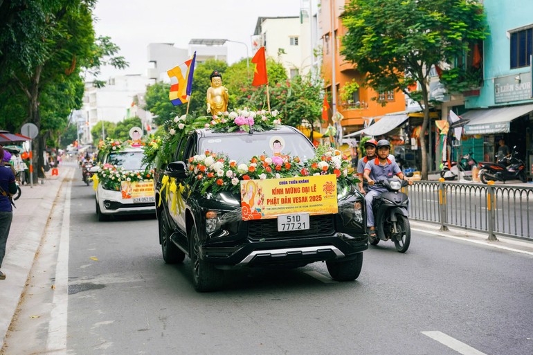 Phật đản về giữa lòng Thành phố qua hình ảnh những bạn trẻ yêu hòa bình