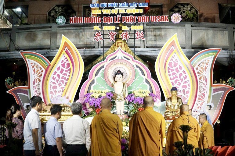 Chư tôn đức cử ba hồi chuông trống Bát-nhã rước lễ Đản sanh, niêm hương cúng dường Tam bảo - Ảnh: H.Ý/BGN