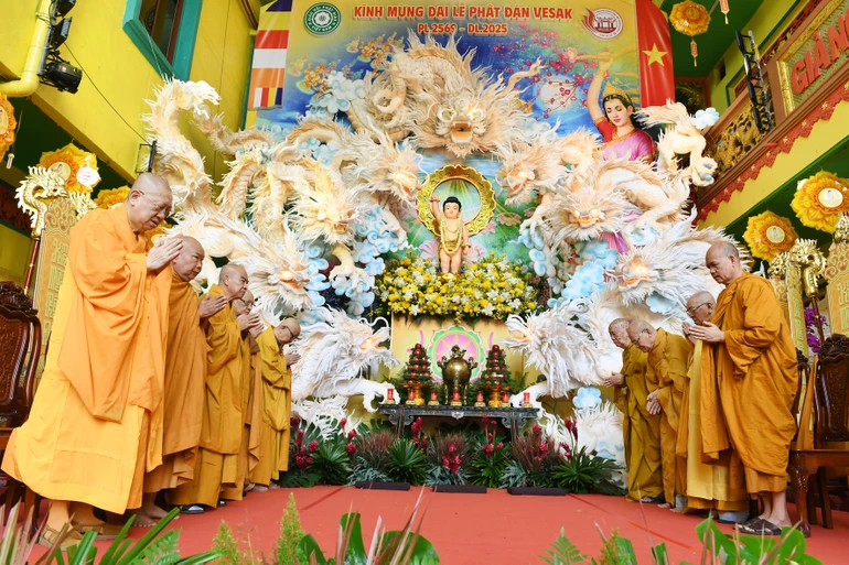 Đại lễ Phật đản Phật lịch 2569 của Ban Trị sự Phật giáo Q.6, tổ chức tại chùa Tuyền Lâm - Ảnh: Trần Thế Phong