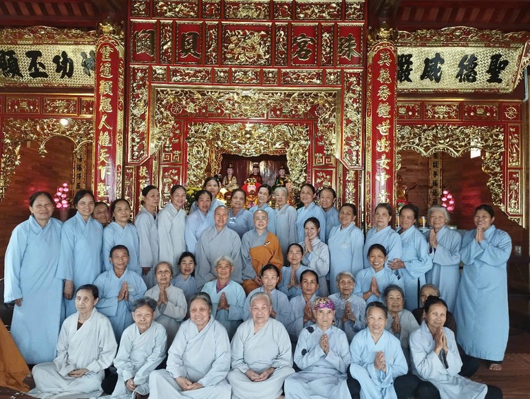 Phật tử hoan hỷ khi các chùa tại địa phương mở đạo tràng Bát quan trai