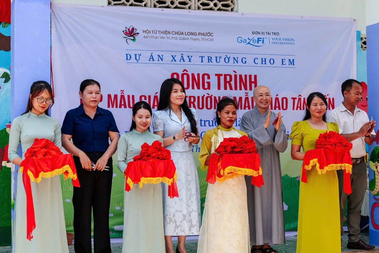 Ni sư Thích nữ Huệ Dâng, Phật tử Hạnh Hiếu, cùng các cô giáo, Chủ tịch xã Ia Lâu cắt băng khánh thành lớp học mầm non mới - Ảnh: Lê Miền Nam 