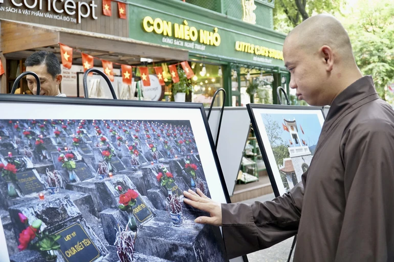 Những bức ảnh lay động lòng người tại triển lãm ảnh "Hành trình về nguồn" của Nhiếp ảnh gia Trần Thế Phong - Ảnh: Hạnh Ý/ BGN