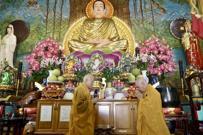 Trưởng lão Hòa thượng Thích Minh Thông và Hòa thượng Thích Nhựt Hỷ tác pháp an cư