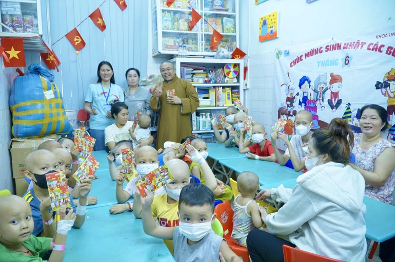 Trên tay là ống tiêm, trong tim là nụ cười và bao lì-xì đỏ thắm tình thương