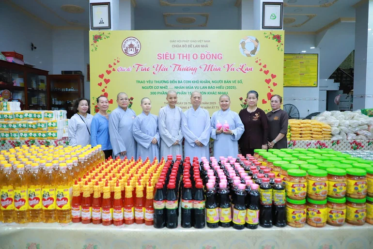 Chương trình "Siêu thị 0 đồng" đã trao tặng 300 phần quà đến bà con có hoàn cảnh khó khăn, người cơ nhỡ, người bán vé số…