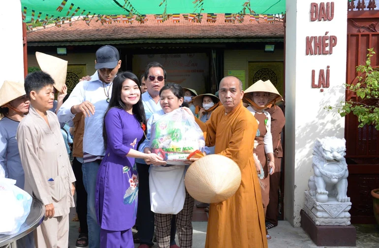 Thượng tọa Thích Viên Trí ân cần chia sẻ quà và lì xì cho người mù trong mùa Vu lan - Ảnh: Bảo Toàn/BGN