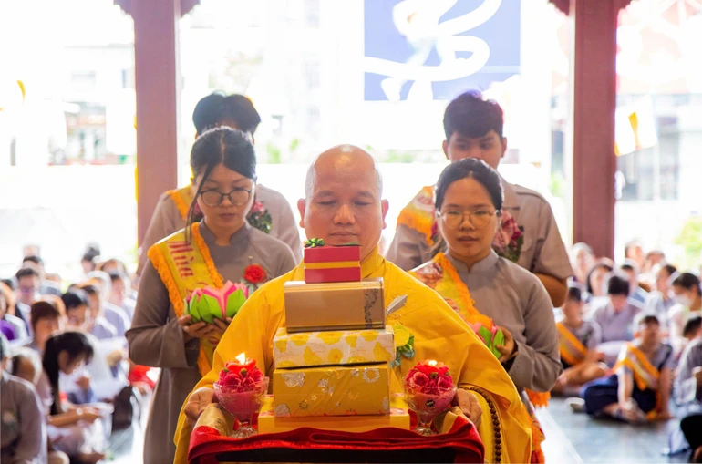 Lễ mãn hạ và Vu lan - Báo hiếu tại tu viện Huệ Quang (P.Tân Phú, TP.HCM) - Ảnh: Hoằng Minh