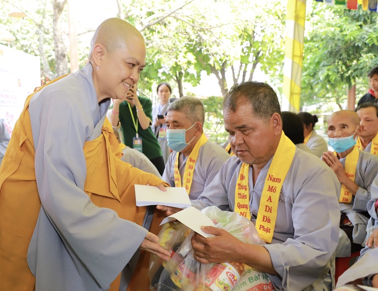Ni sư Thích nữ Hương Nhũ tổ chức Lễ Vu lan và trao quà cho người khiếm thị tại chùa Thiên Quang