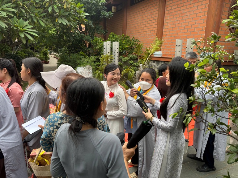 Trao gậy dò dường đến người khiếm thị