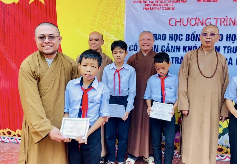 Phân ban Phật tử dân tộc T.Ư trao tặng 250 suất học bổng nhân dịp đầu năm học 2025-2026