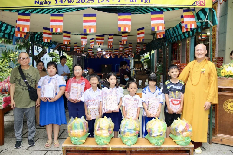 Ban Tổ chức tặng 16 phần học bổng cho học sinh, sinh viên vượt khó 