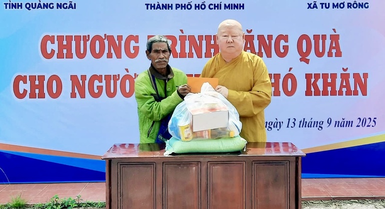 Hòa thượng Thích Duy Trấn trao 500 phần quà đến người dân tại tỉnh Quảng Ngãi vào ngày 13-9