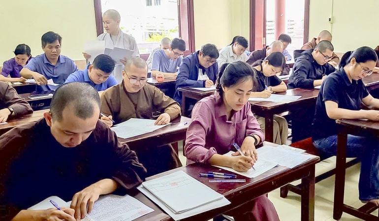30 thí sinh tham gia kỳ thi, trong đó có nhiều Phật tử trẻ tham dự kỳ thi tuyển vào lớp dịch thuật Hán - Nôm Huệ Quang