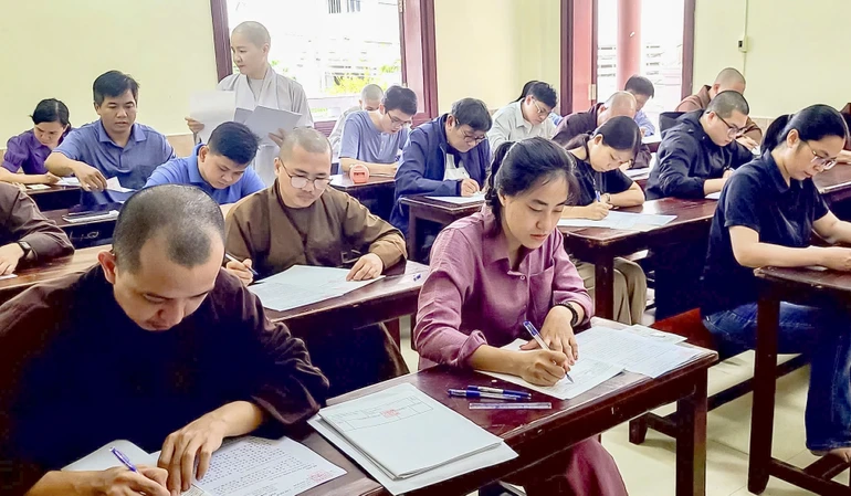 30 thí sinh tham gia kỳ thi, trong đó có nhiều Phật tử trẻ tham dự kỳ thi tuyển vào lớp dịch thuật Hán - Nôm Huệ Quang