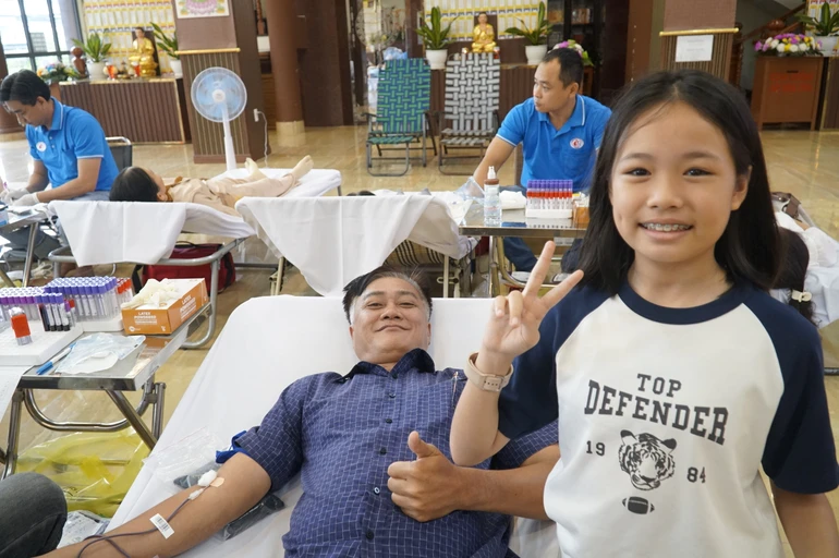 Chú Nguyên Đáng và bé Cát An, một thế hệ trẻ đang học yêu thương từ hành động giản dị nhưng đầy nhân văn của người lớn - Ảnh: Hạnh Ý/ BGN