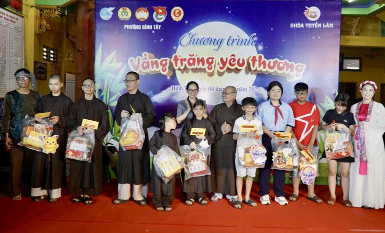 Hòa thượng Thích Thiện Nghĩa trao tặng những suất học bổng cho các chú tiểu nỗ lực trong học tập - Ảnh: Hạnh Ý/ Báo Giác Ngộ 