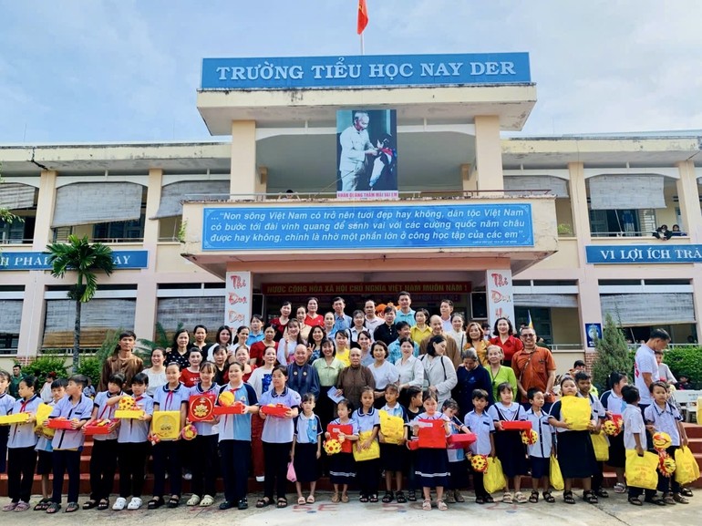 3.600 phần quà được Ni sư Thích nữ Tâm Trí, đại diện Phật tử Việt Nam tại Nhật Bản trao tặng cho em vui Tết Trung thu