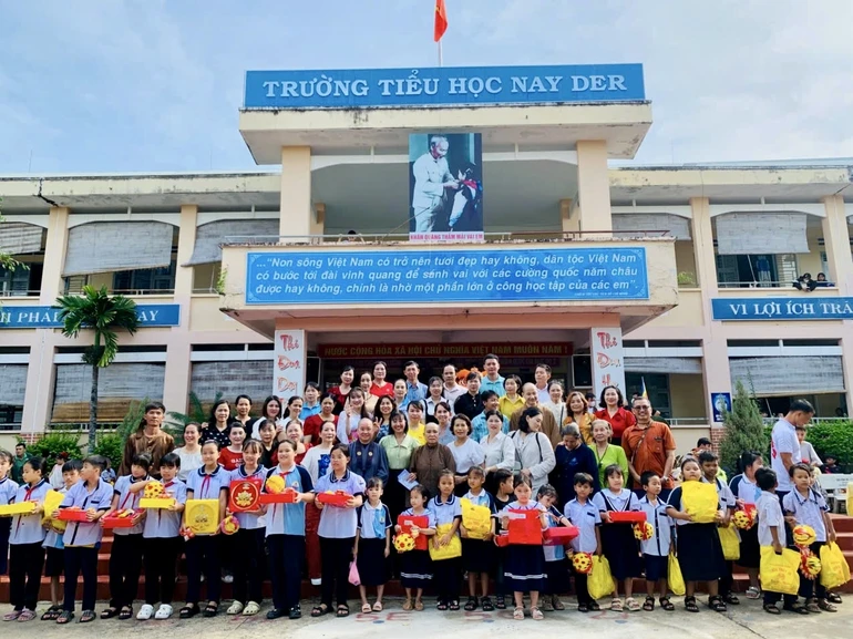 3.600 phần quà được Ni sư Thích nữ Tâm Trí, đại diện Phật tử Việt Nam tại Nhật Bản trao tặng cho em vui Tết Trung thu