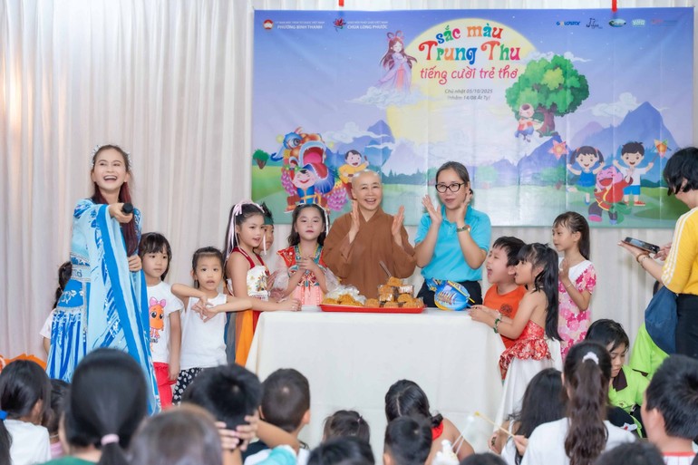 Tết Trung thu của tiếng cười, của tình thân và lòng biết ơn tại chùa Long Phước 
