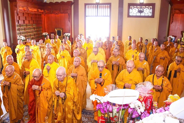 Chư tôn giáo phẩm Hội đồng Chứng minh, Hội đồng Trị sự tưởng niệm Trưởng lão Hòa thượng Thích Minh Cảnh, tại tu viện Huệ Quang