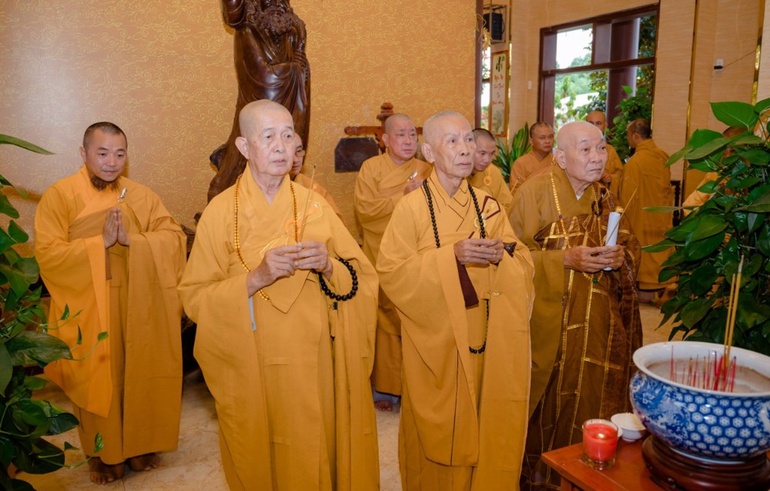 Chư tôn đức thành kính dâng hương tưởng niệm Trưởng lão Hòa thượng Thích Thiện Chơn – Thành viên Hội đồng Chứng minh, tại chùa Giác Nguyên