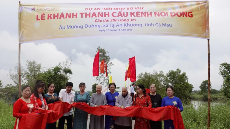 Chùa Long Phước cắt băng khánh thành cầu kênh Nội Đồng tặng người dân xã Tạ An Khương