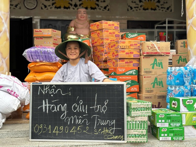 Sau một ngày kêu gọi, chùa đón nhận khoảng 4 tấn nhu yếu phẩm từ người dân địa phương đóng góp - Ảnh: Huệ Quang