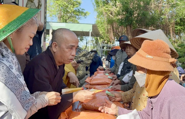 Thượng tọa Thích Viên Trí và thành viên đoàn trao quà hỗ trợ đồng bào vùng bão lũ tỉnh Đắk Lắk