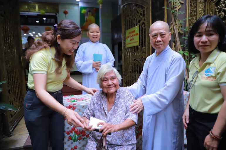 Người dân nhận quà tại chương trình “Phiên chợ 0 đồng – Xuân yêu thương”