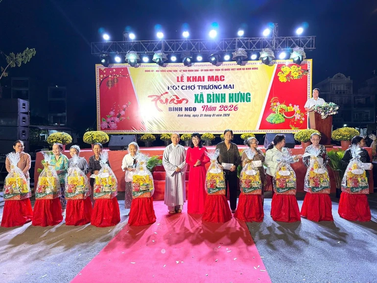 Chùa Đức Nguyên phối hợp cùng Ủy ban MTTQVN xã Bình Hưng tặng quà, giúp bà con vơi bớt khó khăn, có thêm điều kiện vui xuân đón Tết 