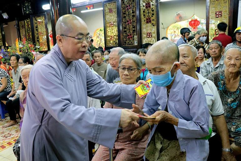 Ni trưởng Thích nữ Như Dung, quản tự chùa Huệ Lâm tặng quà, chúc Tết đến người neo đơn