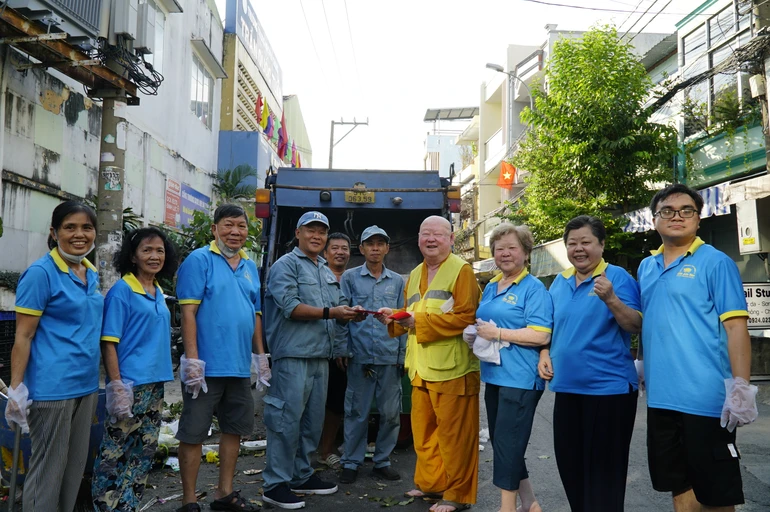 Niềm vui của anh em công nhân vệ sinh chiều 29 Tết khi được sự chúc phúc, sẻ chia từ Hòa thượng Thích Duy Trấn - Ảnh: Hạnh Ý/BGN