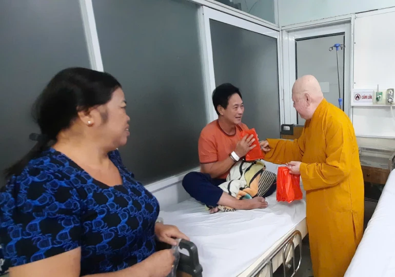 Bệnh nhân ấm lòng khi nhận được sự quan tâm từ Hòa thượng Thích Duy Trấn, trụ trì chùa Liên Hoa