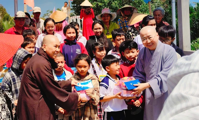 Các em học sinh nhận quà hỗ trợ trong khuôn khổ dự án “Nối nhịp bờ vui”