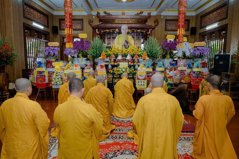 Trước Giác linh đài, chư tôn đức thành kính dâng hương tưởng niệm, tri ân những đóng góp sâu dày của Tổ sư Khánh Anh - Ảnh: Đăng Huy