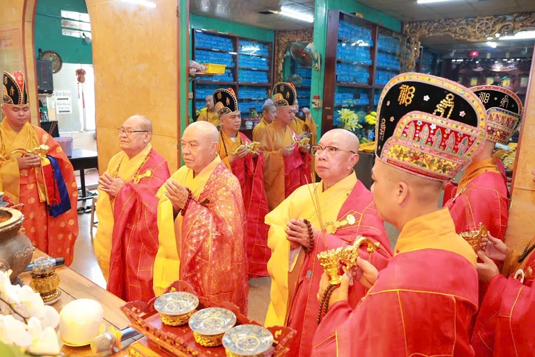 Chư tôn đức trang nghiêm cử hành Lễ hoàn đàn Dược Sư thất châu tại chùa Tuyền Lâm sáng ngày 7-4