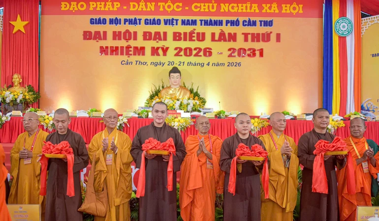 Chư tôn đức thực hiện nghi thức cắt băng khai mạc triển lãm nhân Đại hội đại biểu Phật giáo TP.Cần Thơ, nhiệm kỳ 2026-2031, với thông điệp đoàn kết và hòa hợp - Ảnh: Quảng Đạo/ BGN